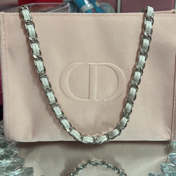 💗🩷💗🩷Dior Soft Pink Beauty Bag with Silver/White Chain Attached - Picture 2 of 15